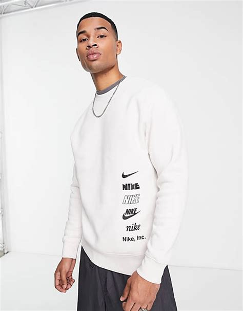 nike sweatshirt herren weiß mit logo an arm|Nike – Sweatshirt in Weiß mit gestapeltem Logo .